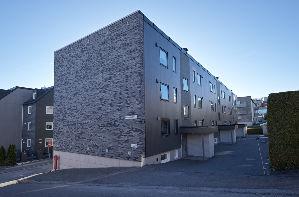 Lunos ved energioppgradering av borettslag i Larvik. Desentral ventilasjon med varmegjenvinning, trådløs styring og støydemping.