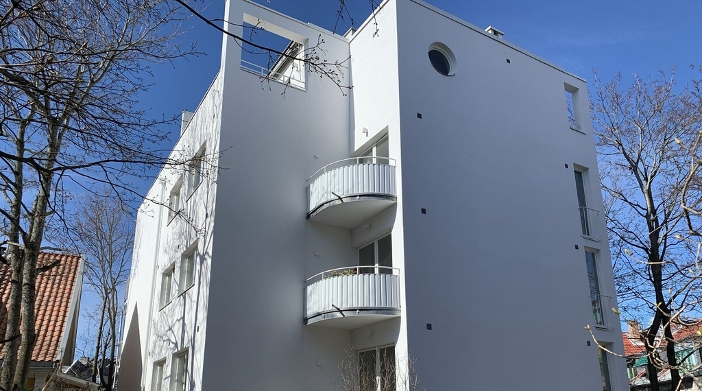 Ved rehabilitering i den bevaringsverdige bygården var det nødvendig å få på plass en ny, energieffektiv ventilasjonsløsning. LUNOS sikrer sunt inneklima og tilbakefører fasaden til original arkitektur i tråd med Byantikvarens krav.