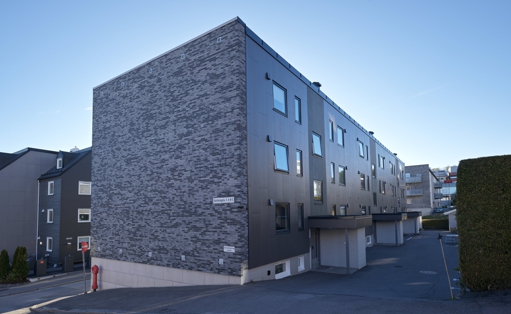 Lunos ved energioppgradering av borettslag i Larvik. Desentral ventilasjon med varmegjenvinning, trådløs styring og støydemping.